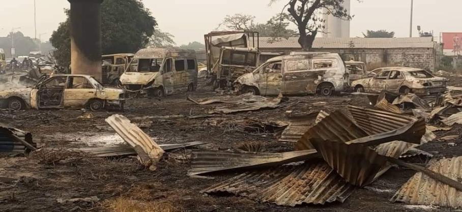 Infos congo - Actualités Congo - mediacongo Kinshasa : un incendie a embrasé les pneus avant de consumer plusieurs véhicules des particuliers saisis et entreposés à la fourrière de la PNC sur la 16ème Rue à Limete